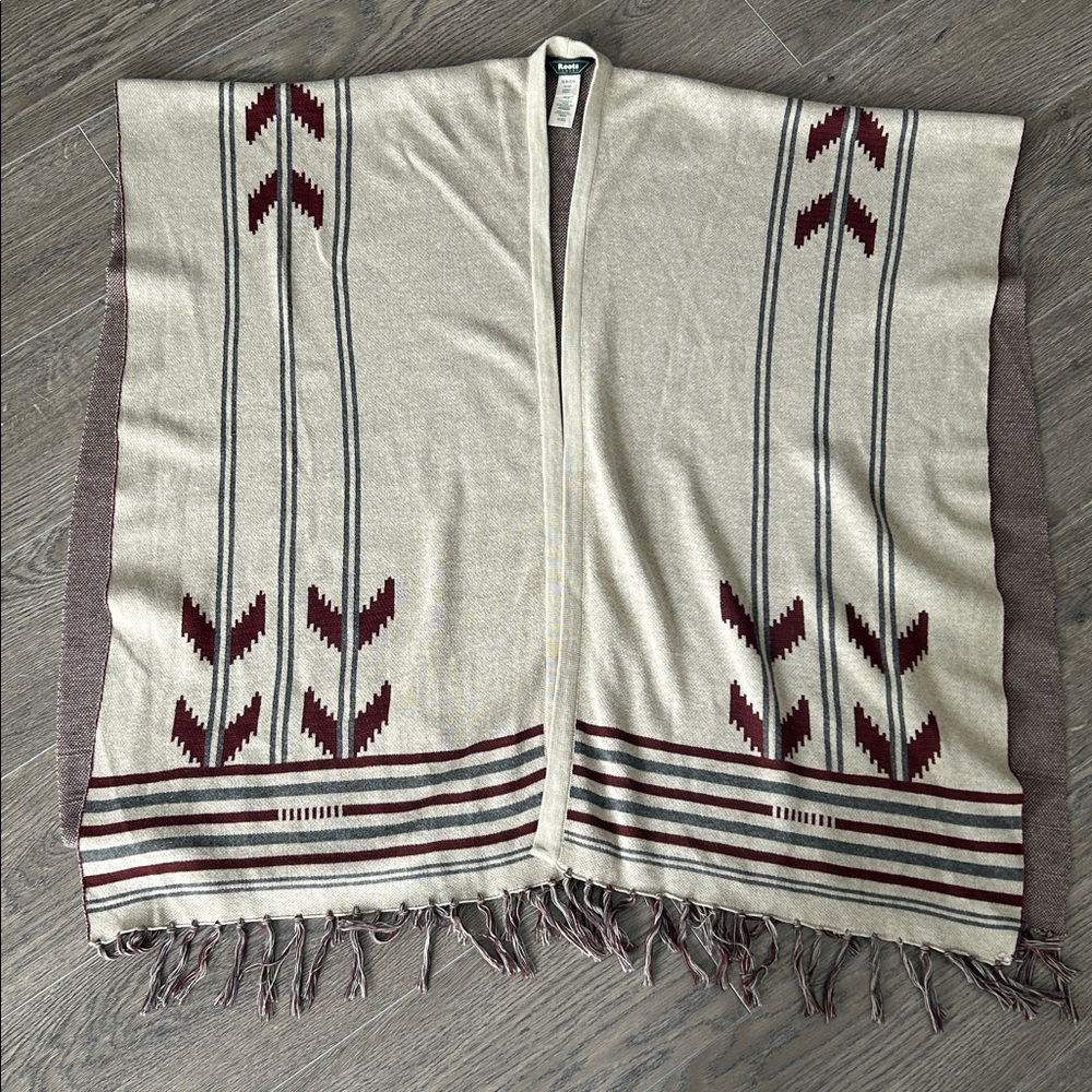 Roots Cotton Blend Fringe Shawl Wrap Maple Leaf Detail BNWOT - Picture 4 of 7